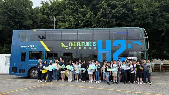 A group of people standing in front of a bus
AI-generated content may be incorrect.