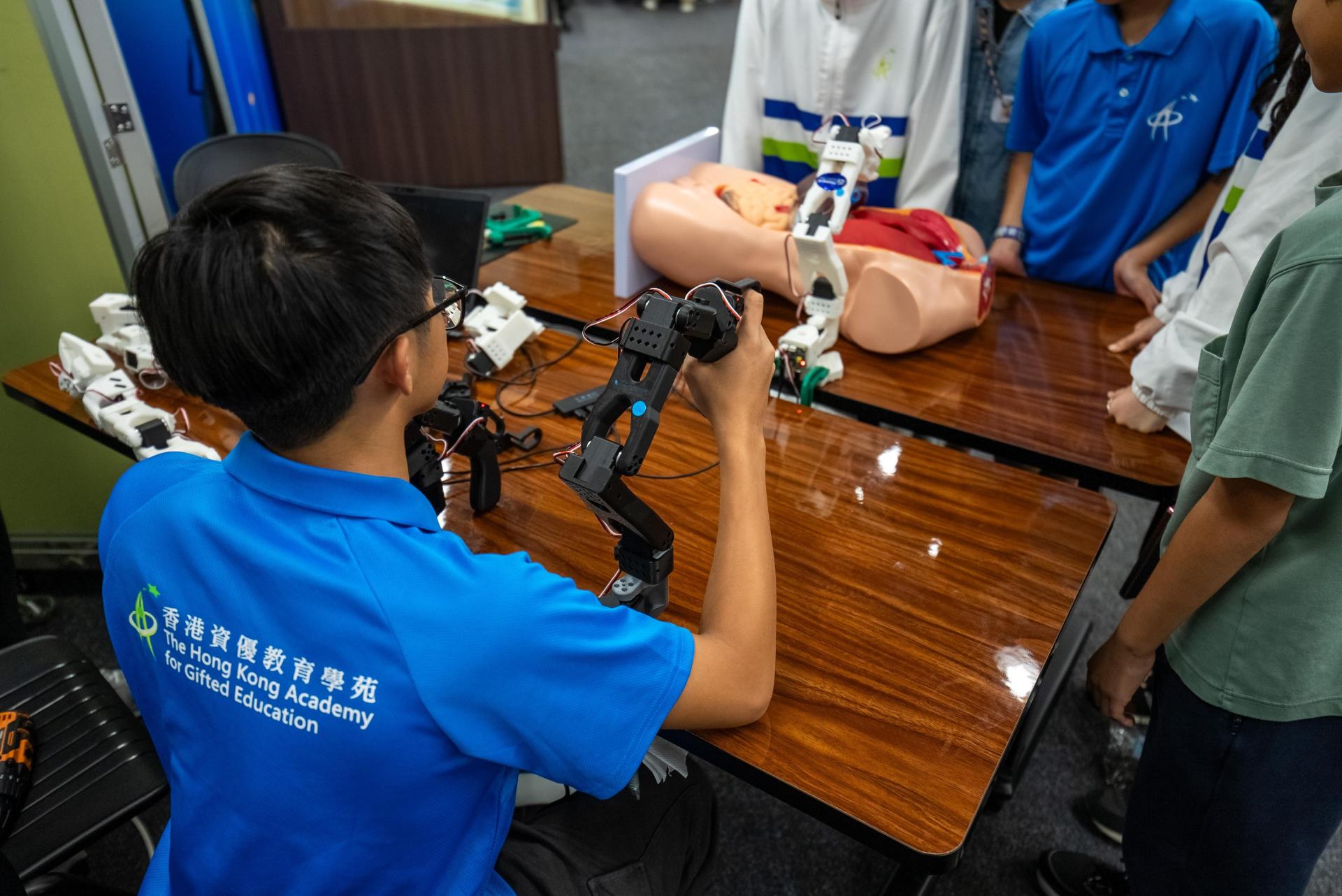 香港資優教育學苑舉辦「課程展示日」 操作AI機械臂 以星圖探索天際 展開獨特學習旅程 