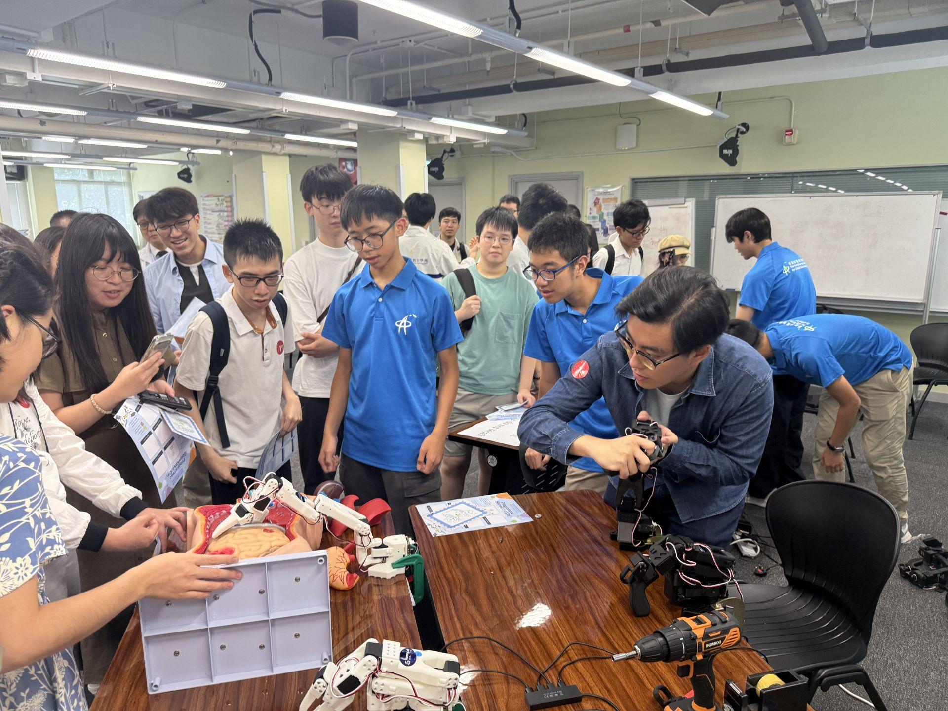 Alumni experienced the HKAGE’s signature programmes through interactive booths and engaging course taster sessions